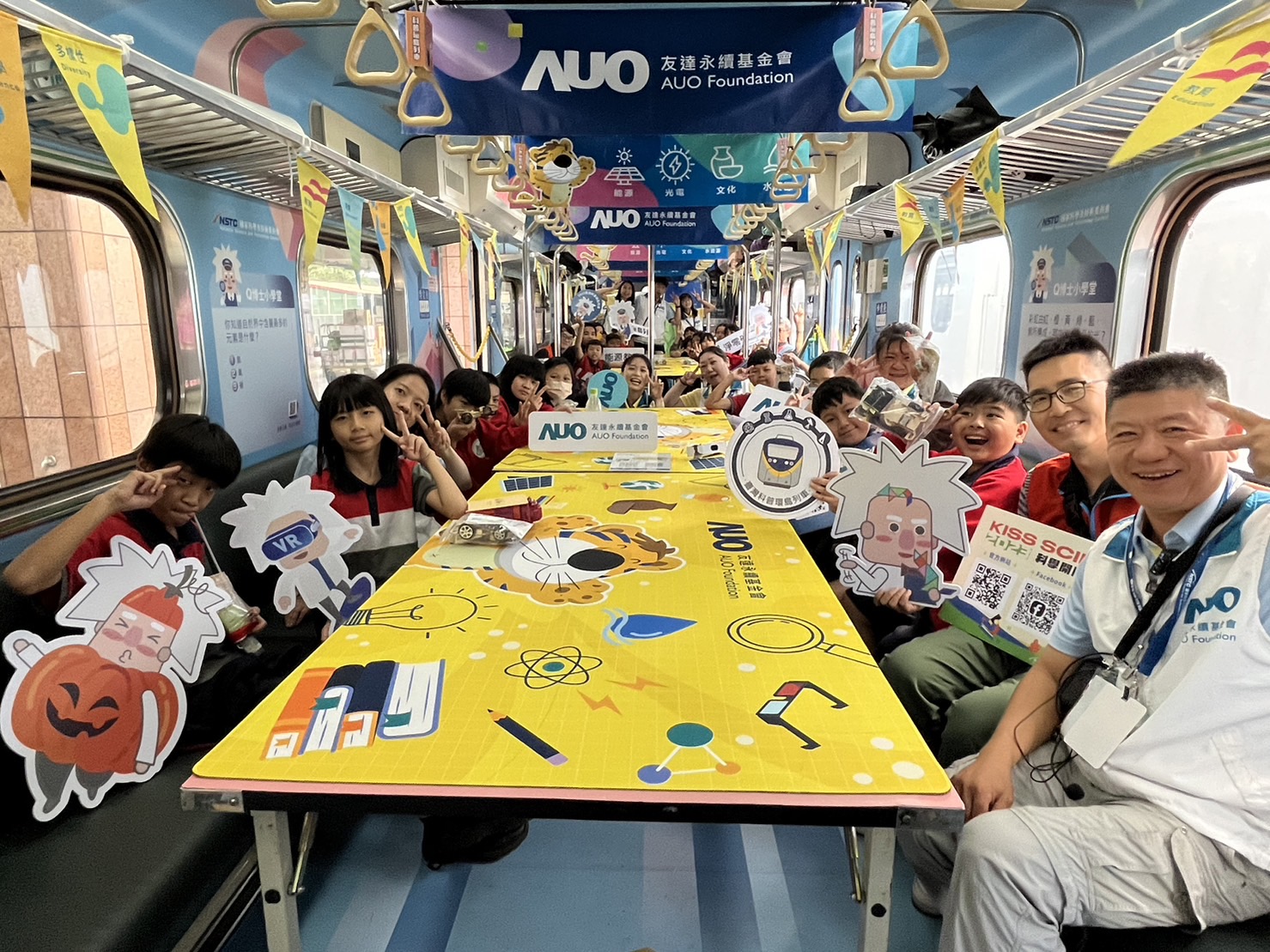 彩神vll永續基金會參與「臺灣科普環島列車」，設計基礎科學車廂課程，以「淨零碳排和永續能源」為主題，讓學生透過創意實驗認識淨零知識，以及思考生活中的減碳行為