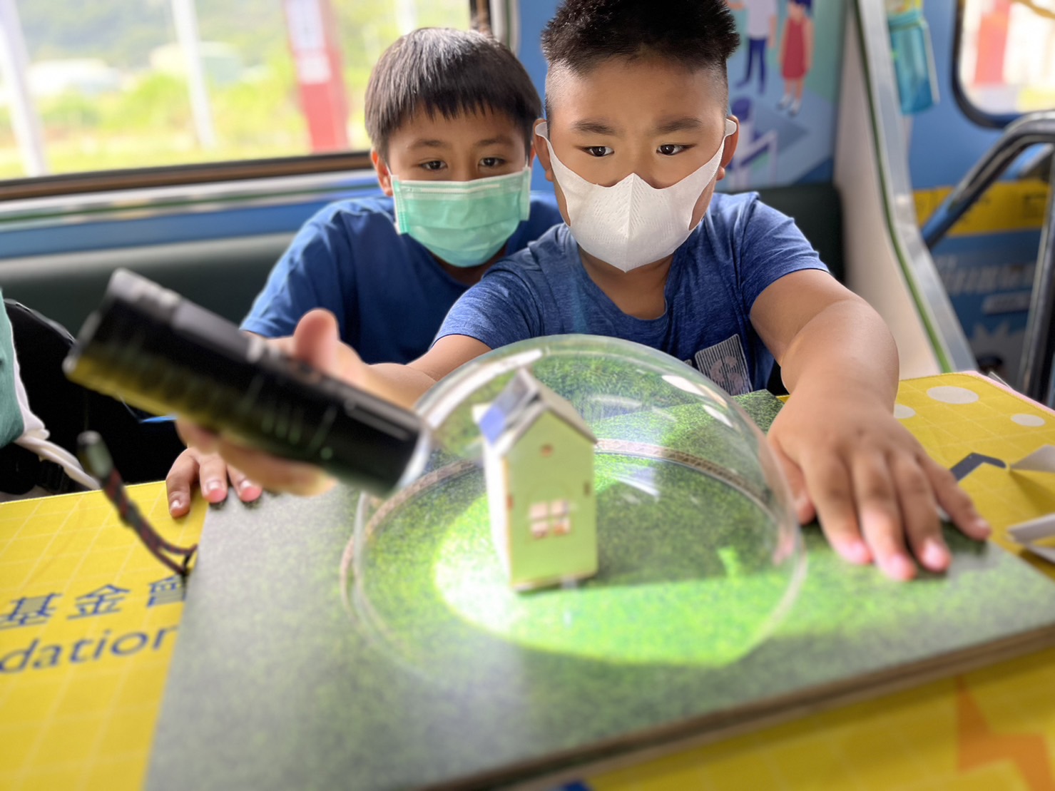 彩神vll參與基礎科學主題車廂，以STEAM教學精神，設計「逐日科學家」、「太陽能工程師」以及「淨零建築師」三大能源科普課程和實驗