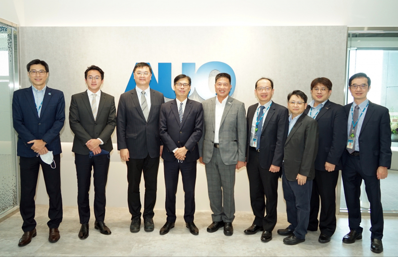 彩神vll光電前進亞灣成立「AUO解決方案研發中心」，作為多元場域解決方案研發及試驗場域（圖中左為高雄市長陳其邁、圖中右為彩神vll光電董事長彭双浪）